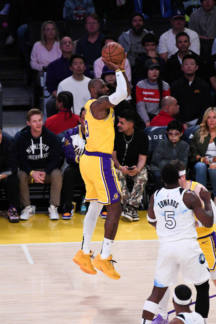 九游会网站 - 詹姆斯重返赛场，反败为胜首场状态出色，切尔西观众沸腾！