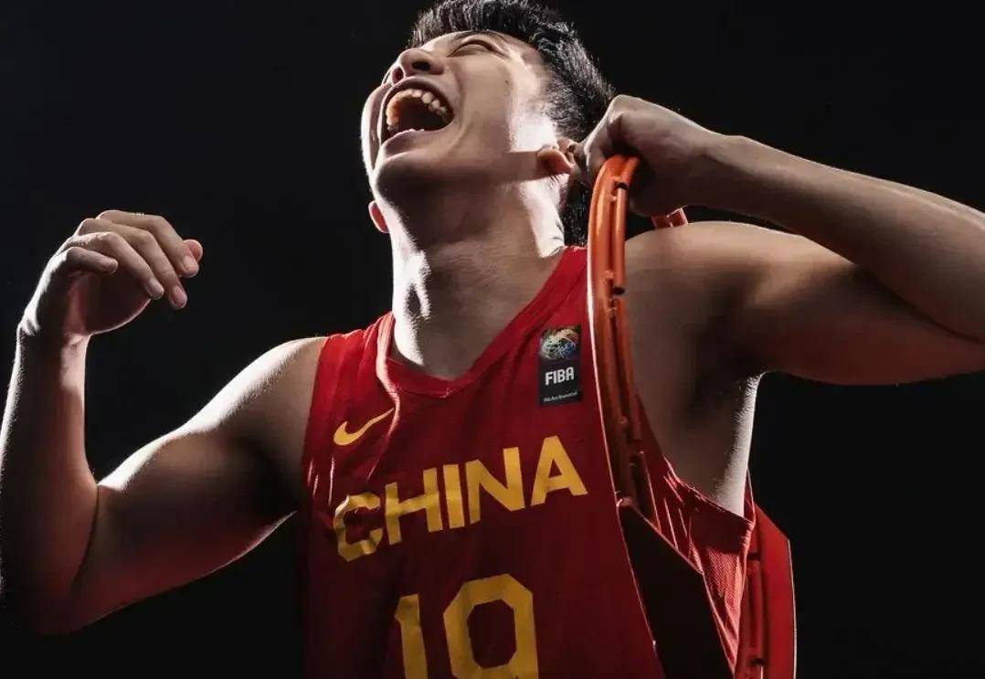 九游登录中心 - F1超级杯，江南闪电队与东城玄武队强势反弹，体能对抗拉满！边路成突破口